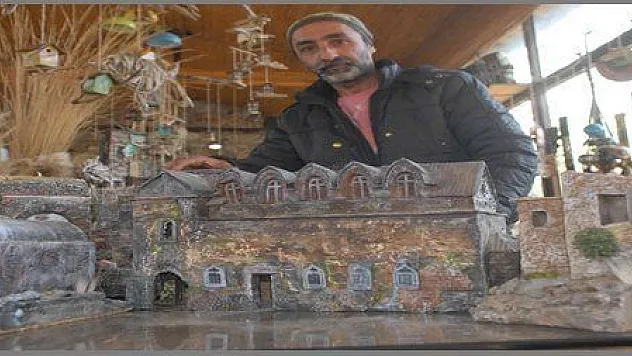 KAYAKÖY BİNALARININ MAKETLERİNİ YAPIYOR