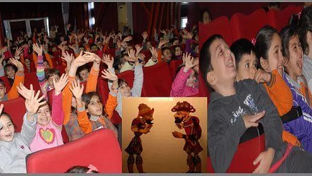 HACİVAT VE KARAGÖZ İZLEDİLER KAHKAHALARLA GÜLDÜLER