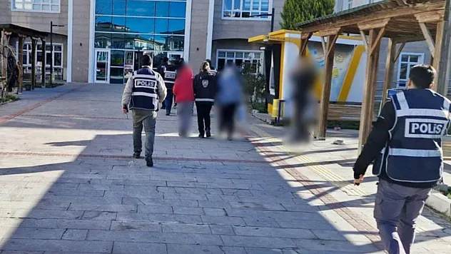 1 milyon değerinde sahte altın sattılar, polisten kaçamadılar