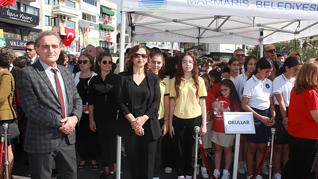 100. yılda Atatürk büstüne çelenk