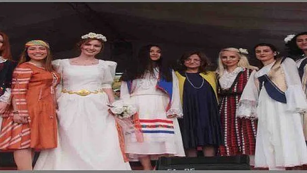 DASTAR VE İPEK DOKUMADAN YAPILMIŞ GİYSİLER DEFİLE İLE TANITILDI