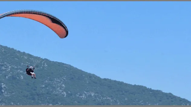  GÜZEL HAVADA ÖLÜDENİZ VE ÇEVRESİNDE PARAŞÜTLER UÇUŞTU