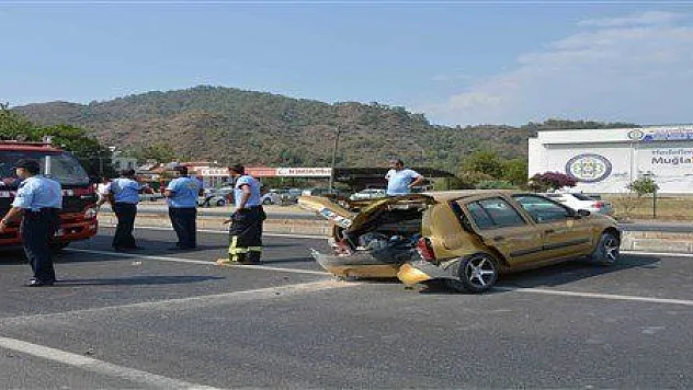 Yoldan çıkan otomobil galerideki araçlara çarptı 1 yaralı