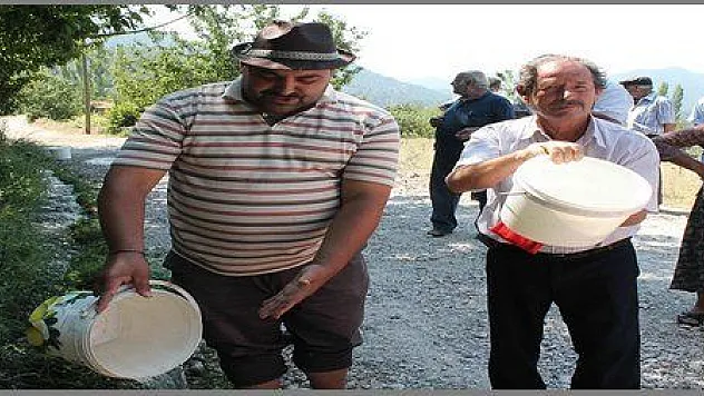 SU SORUNU MAHALLELİYİ AYAĞA KALDIRDI