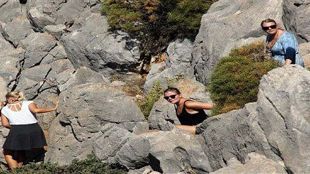 KELEBEKLER VADİSİ'NE İNEN PATİKA YOL KAPATILAMIYOR