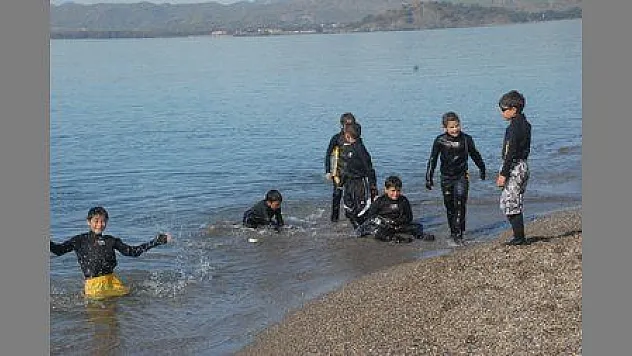 Güneşli hava halkı sokağa döktü