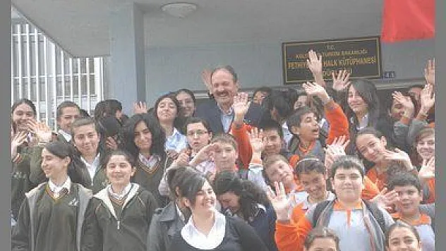 KÜTÜPHANE HAFTASI ZİYARETİNDE ÖĞRENCİLERDEN BAŞKANA BÜYÜK SEVGİ GÖSTERİSİ