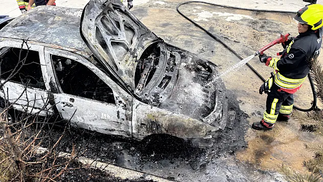15 gün önce aldığı otomobil, park halindeyken küle döndü