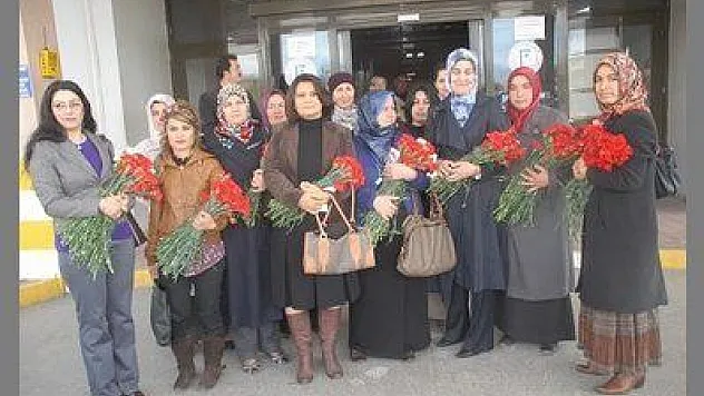 AK PARTİLİ KADINLAR FETHİYE'DE İKİ ÖZEL GÜNÜ BİRLİKTE KUTLAYIP KARANFİL DAĞITTILAR