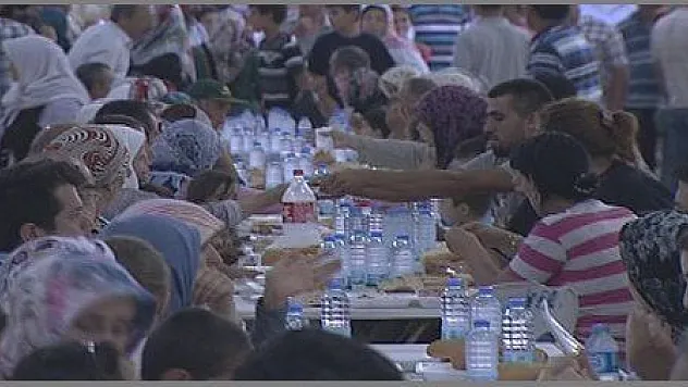  ÇAMKÖY BELEDİYESİ'NİN İFTAR YEMEĞİNE YOĞUN KATILIM OLDU