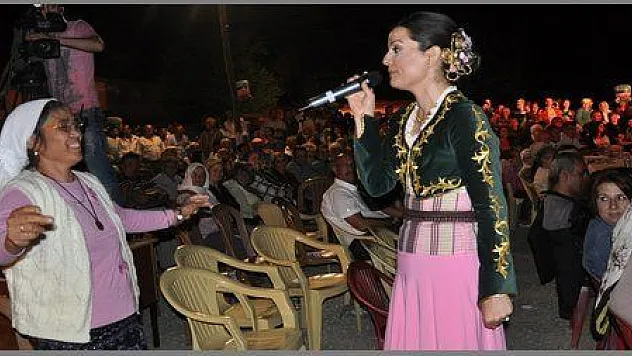 GELENEKSEL KİRAZ FESTİVALİ EĞLENCELİ GEÇTİ