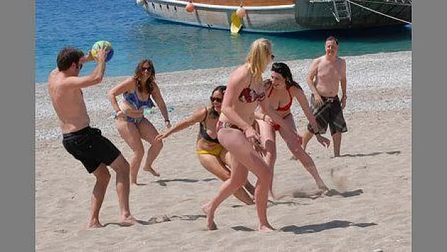 TURİSTLER ÖLÜDENİZİ CANLANDIRDI