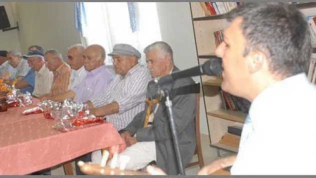  HUZUREVİNDE BABALAR GÜNÜ KUTLANDI