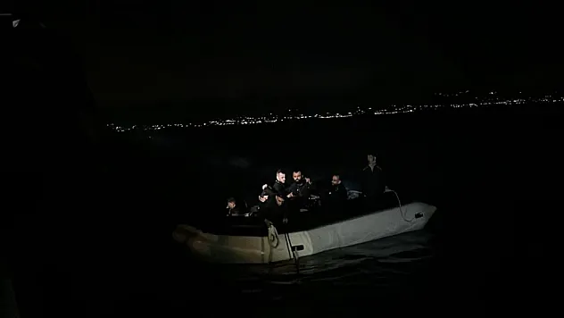 19 düzensiz göçmen kurtarıldı, 27'si yakalandı