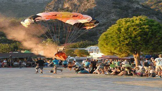 PARAŞÜT İZLİYENLERİN ARASINA DALDI
