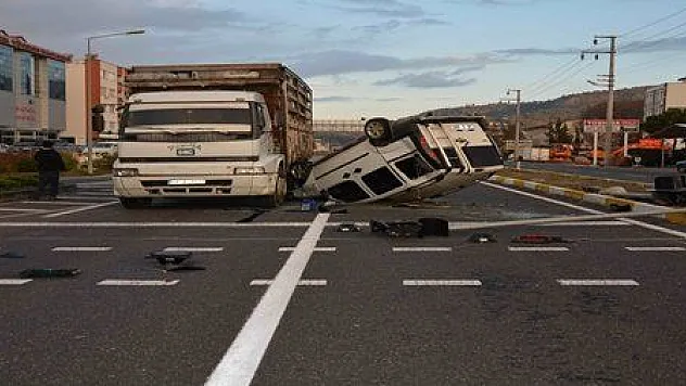 ORTACA'DA TAKLA ATAN ARAÇ KAMYONUN ALTINDA KALDI 2 YARALI...