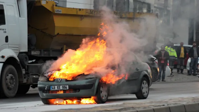 YANAN OTOMOBİLİ KİMSE UMURSAMADI...