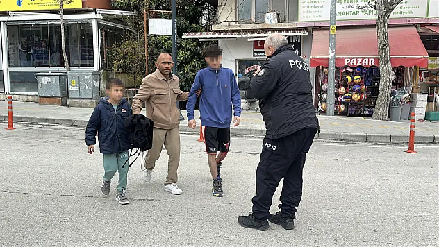 2 genç tanımadığı bir kişi tarafından bıçaklandı