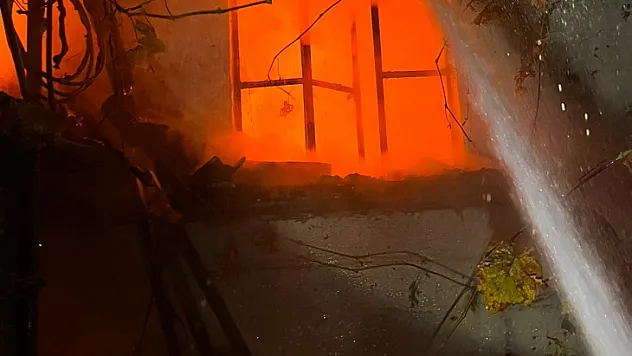 2 KATLI AHŞAP EVDE YANGIN ÇIKTI