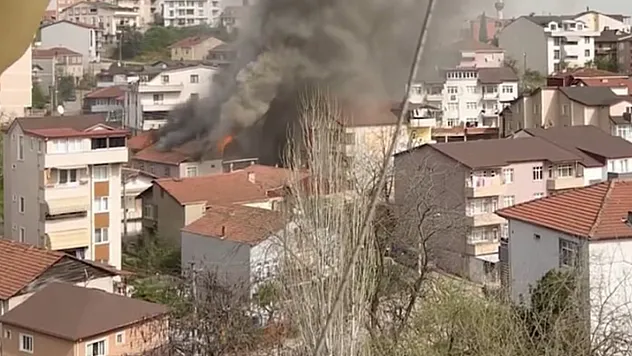 2 Katlı Evin Çatısı Alevlere Teslim Oldu