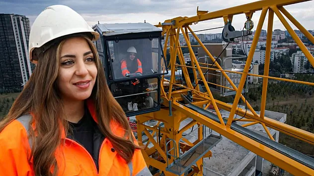 20 yaşındaki kule vinç operatörü olan genç kız, ekmeğini gökyüzünde kazanıyor