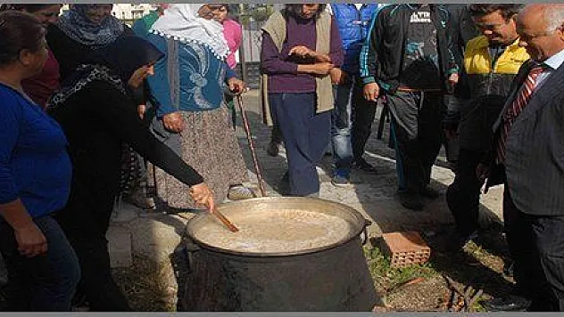 ZİHİNSEL ENGELLİLER DERNEĞİ AŞURE KAYNATTI