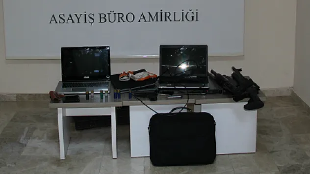 ÇALDIKLARI BİLGİSAYARLARI  SATARKEN YAKALANDILAR...