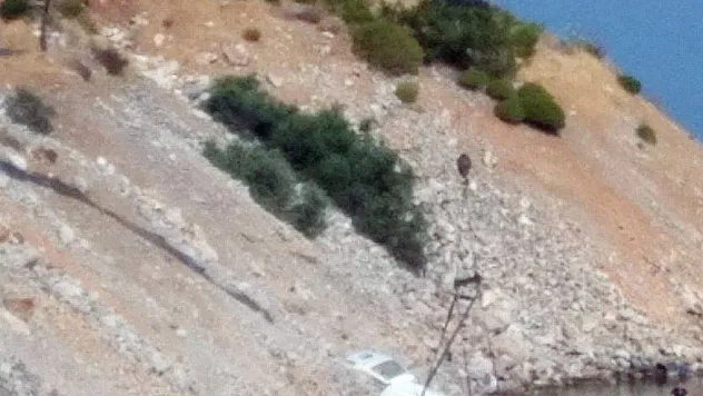 Muğla'da kamyonet denize uçtu: 2 yaralı (video)