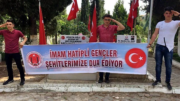 Lise öğrencileri şehitler için dua ediyor