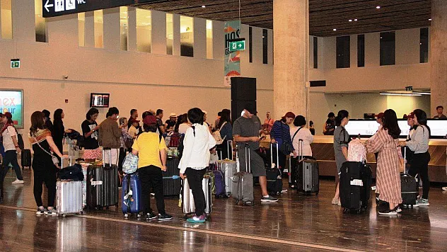 Gurbetçiler uçaktan iner inmez sandıklara koştu