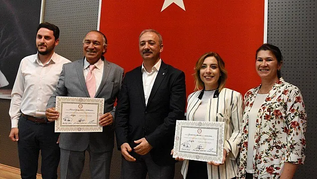 AK Partili vekiller mazbatasını aldı