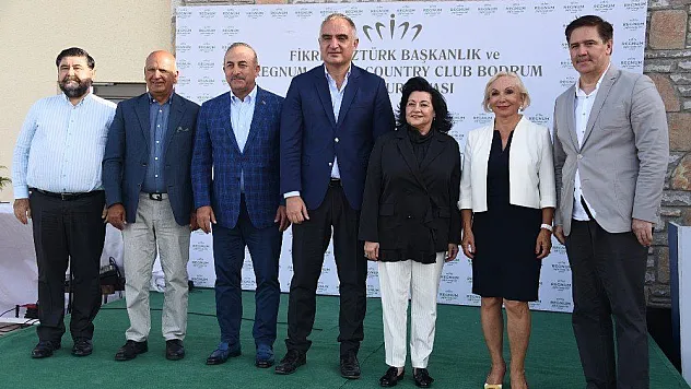 Golf sahasının açılış turnuvasında ödülleri Dışişleri Bakanı Çavuşoğlu ile Kültür ve Turizm Bakanı Ersoy verdi