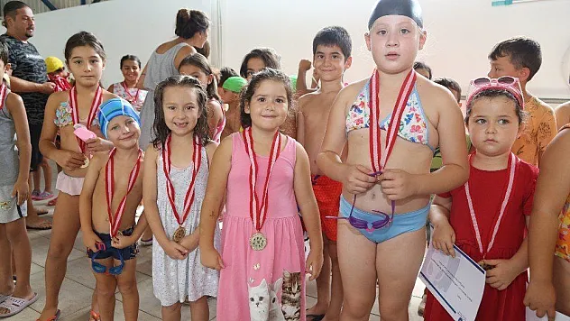 Minik yüzücüler kursları tamamladı