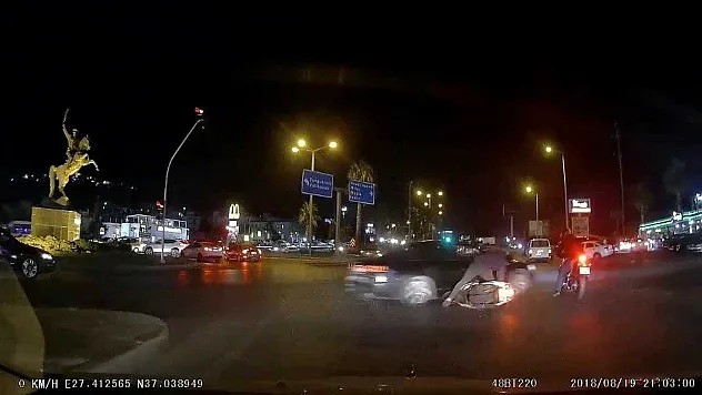 2 motosiklete çarpan otomobilin kaza anları araç kamerasına yansıdı