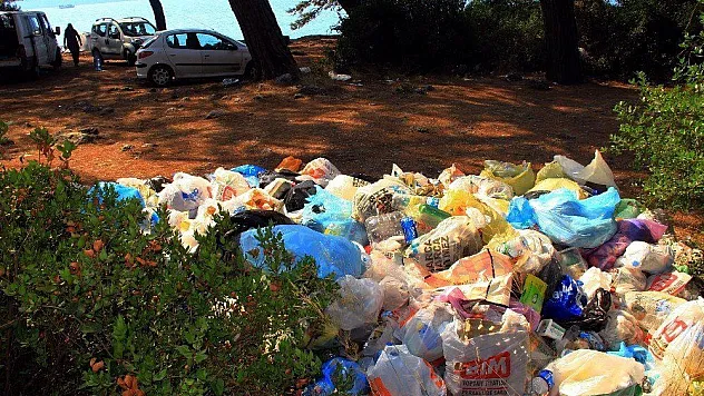 Tatilciler gitti, çöpleri kaldı