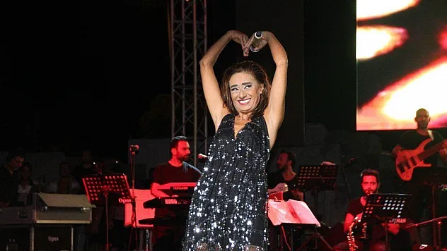 Yıldız Tilbe ilginç danslarını abarttı