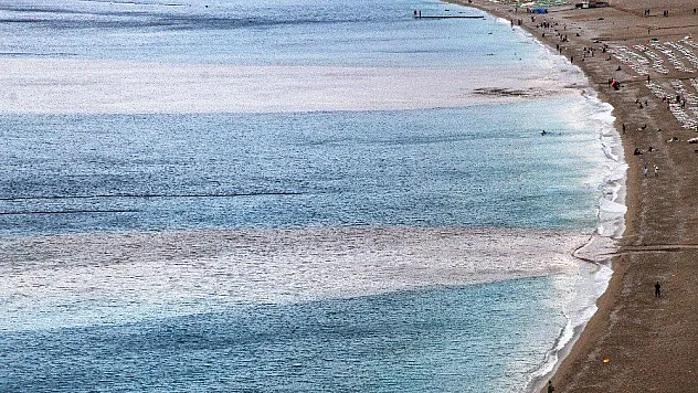Yağış, Ölüdeniz'in rengini değiştirdi