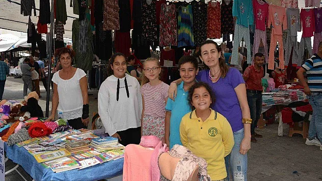 Minik yürekler sokak hayvanları için stant açtı