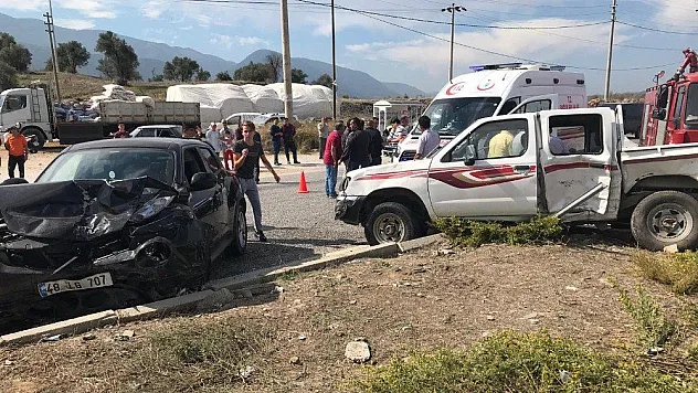 Milas'ta otomobil ile kamyonet çarpıştı 2 yaralı