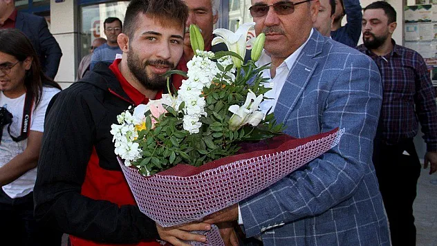 Dünya 3.'sü Süleyman Atlı memleketinde coşkuyla karşılandı