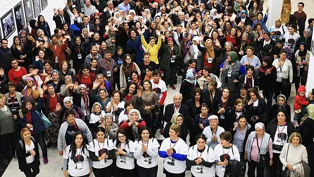 Eli Kınalı Analar Atatürk'ün huzuruna çıkıyor