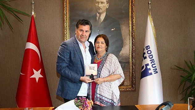Yeni yazdığı şiir kitabını Başkan Kocadon'a hediye etti