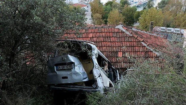 Freni çekilmeyen minibüs bir evin üstüne düştü