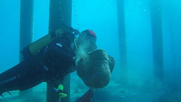Belediye dalgıçları Kumbahçe iskele ve liman çevresini temizledi