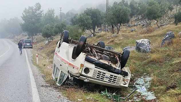 Milas'ta minibüs devrildi: 2 yaralı