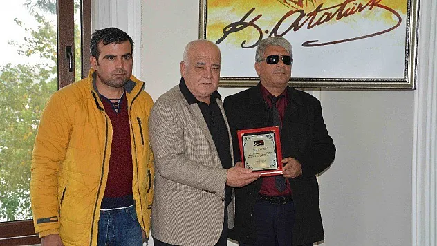 Görme Engelliler Derneği'nden Başkan Karaçelik'e teşekkür plaketi