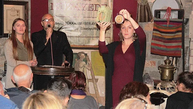 Antika eşyaları almak için birbirleriyle yarıştılar
