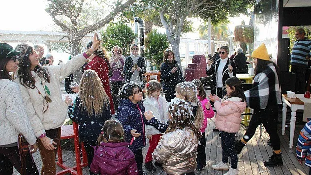 Kar yağmayan ilçede suni kar sevinci