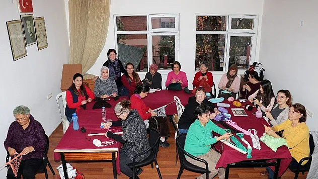 Kullanmadıkları eşyaları bez torbaya dönüştürüyorlar