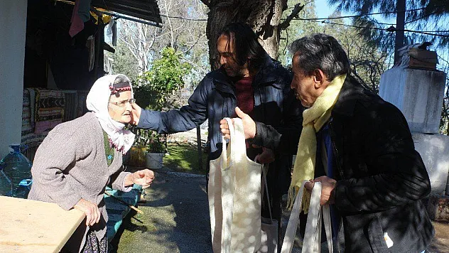 Bez torba dikti, kapı kapı dolaşıp dağıttı